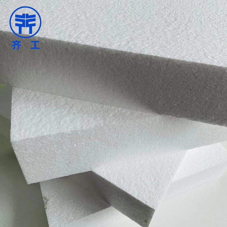   　　xps擠塑板在建筑領(lǐng)域的應(yīng)用比較廣泛。下面給大家分享一些相關(guān)知識(shí)。  　　xps擠塑板優(yōu)點(diǎn)是什么：  　　XPS擠塑板采用聚苯乙烯擠出工藝生產(chǎn)，生產(chǎn)的板材為蜂窩狀閉孔結(jié)構(gòu)，不透氣，不滲漏，因此其保溫隔熱，防水防潮效果非常好，除了材質(zhì)輕、強(qiáng)度高外，按體積每立方米僅重30公斤，但其強(qiáng)度至少可以達(dá)到250kpa，更多的可以達(dá)到550kpa。這是普通板材無法達(dá)到的指標(biāo)值。  　　因?yàn)閄PS擠塑板具有隔熱、防水、防潮、輕便、抗壓等特點(diǎn)，被廣泛應(yīng)用于各個(gè)行業(yè)。如建筑設(shè)施的外墻保溫，特別是外墻和平屋面的保溫處理，都是xps擠塑板的適用范圍。外墻掛板應(yīng)重量輕，阻燃性能好，B1、B2級外墻掛板在火災(zāi)事故發(fā)生時(shí)預(yù)防變?yōu)榭扇嘉镔|(zhì)，引發(fā)安全事故，在當(dāng)前追求低碳、生態(tài)、環(huán)保的自然環(huán)境下，外墻掛板既可以回收利用廢塑料，也可以為建筑增加一層保溫層，節(jié)約能源。  　　xps擠塑板主要用途和應(yīng)用領(lǐng)域。  　　xps擠塑板可用作地面鋪裝、機(jī)場道路和高速公路的地基等。擠壓板防水防潮，不易變質(zhì)或滲水，合理有效減緩道路滲漏造成的路基塌陷。  　　擠塑板是冷庫建設(shè)中不可缺少的材料。它不僅起到保溫隔熱的作用，而且由于擠塑板表面的微孔結(jié)構(gòu)，可以吸收和緩沖少量水蒸氣凝結(jié)，減少水滴的形成。冷庫專用冷庫保溫板需要非常高的厚度，10cm以上。因此，在冷庫建設(shè)中，通常采用兩層冷庫保溫板。一是增加厚度，二是將兩層塑料擠塑板交錯(cuò)排列，以增加保溫性能，避免溫度損失。  　　地板外墻也可以用阻燃板保溫。  　　xps擠塑板現(xiàn)在更多地用于家居裝飾。首先，擠塑板不是很硬，在室內(nèi)，踩人的腳會(huì)有一定的緩沖。腳感特別舒服，沒有那么硬，我們稱之為地墊寶。地墊寶就是這么一個(gè)目的，它是一種比外墻擠塑板更強(qiáng)、更大、更薄、不含阻燃劑的擠塑板。  　　以室內(nèi)放置家具為主，還需要做好經(jīng)年累月的活動(dòng)踩踏，需要相應(yīng)的強(qiáng)度;擠塑板采用蜂窩閉孔框架，確保只能使用薄層。自帶更好的保溫、防水、防潮效果，室內(nèi)地板有限。與家裝相比，地基越薄，空間環(huán)境越大，活動(dòng)越舒適。擠塑板在室內(nèi)一般來說是2公分厚，厚度就夠用。